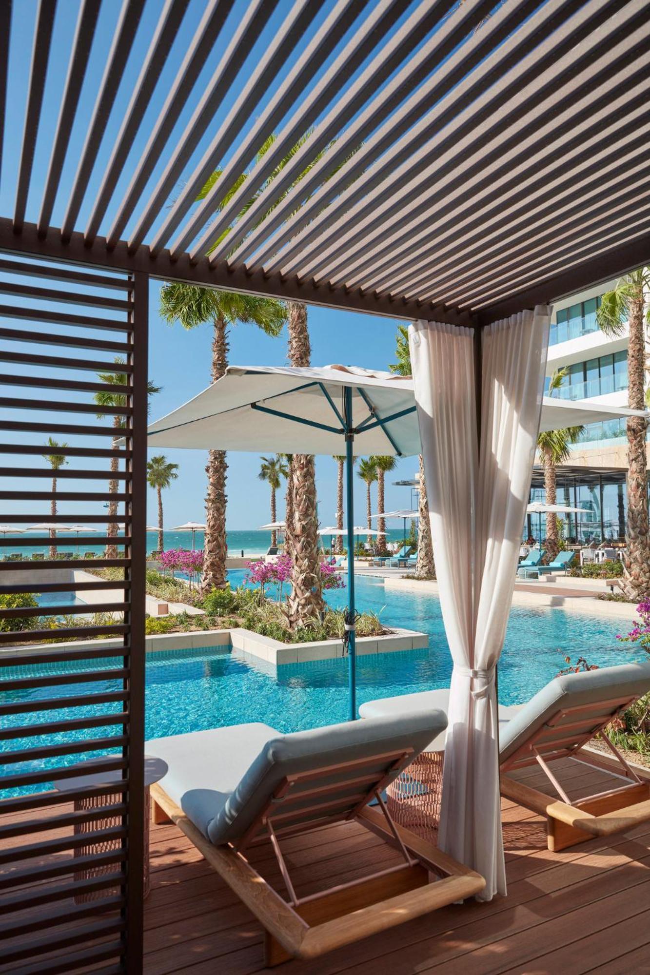Mandarin Oriental Jumeira, Dubai Exteriör bild The swimming pool at the resort