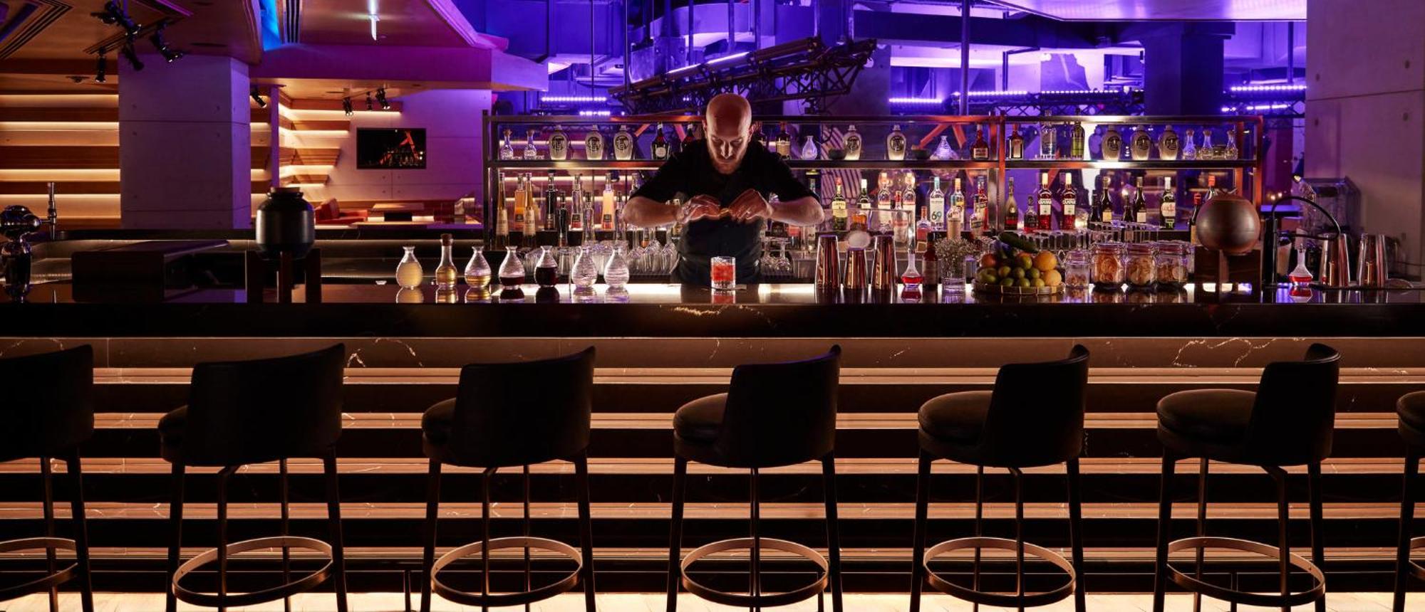 Mandarin Oriental Jumeira, Dubai Exteriör bild A bartender at work