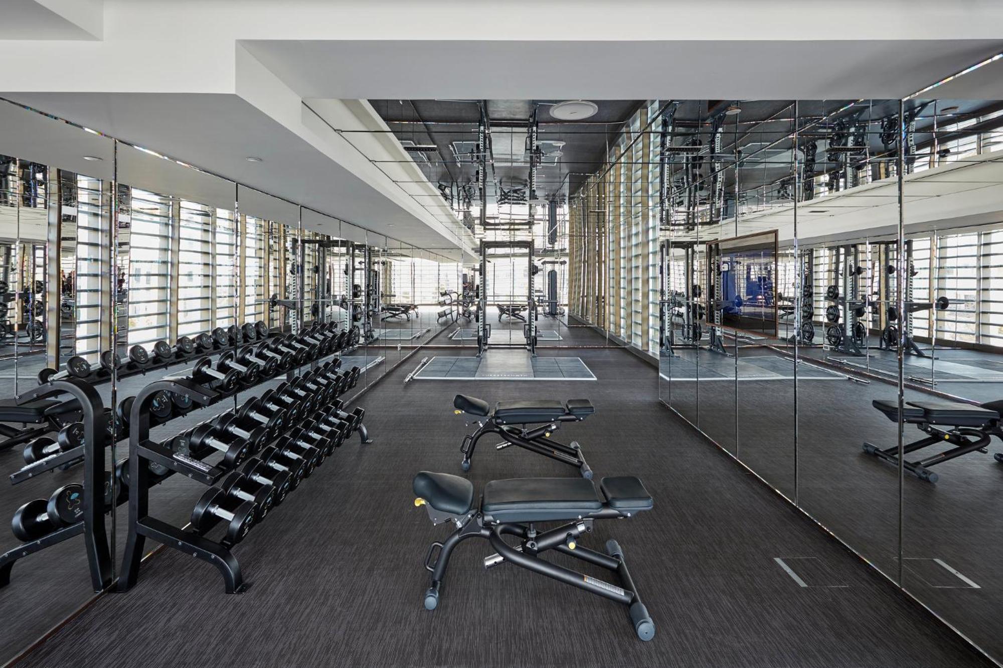 Mandarin Oriental Jumeira, Dubai Exteriör bild The gym at The Standard East Village